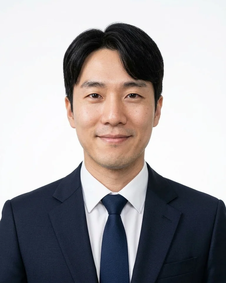 AI 취업사진 예시: 흰색 · 넥타이 정장, 남성용