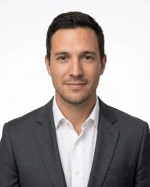 Professional headshot made with AI from the selfie: White · suit, men’s cut