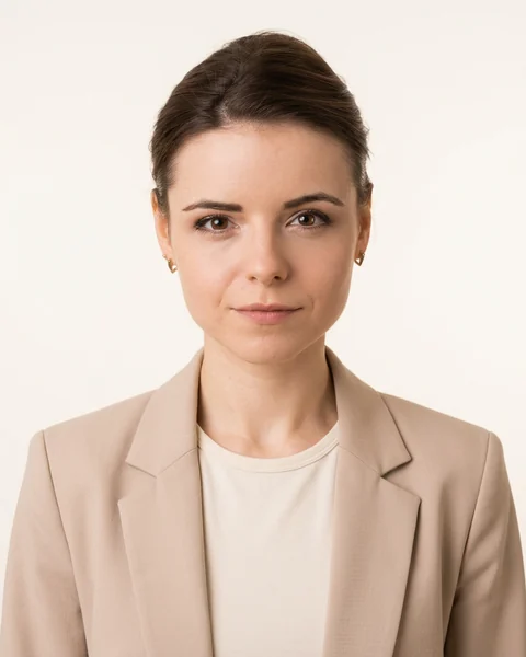 Exemple de photo pro par IA : Beige chaud · blazer clair, coupe femme