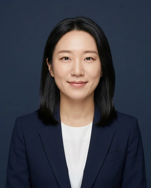 셀카로 AI가 만든 취업사진: 네이비 · 정장과 블라우스, 여성용