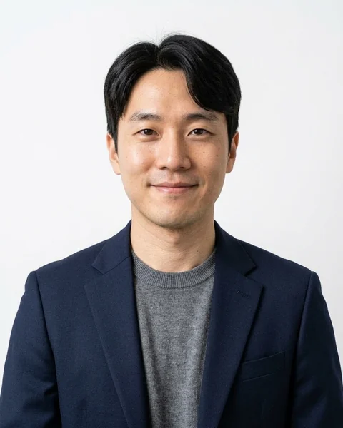AI 프로필 사진 예시: 흰색 · 비즈니스 캐주얼, 남성용